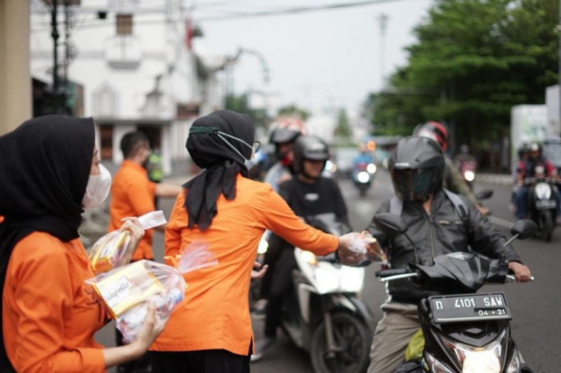 Peduli sesama, Pos Indonesia berbagi takjil gratis di semua Kantor Pos