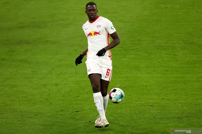 Bek Leipzig bantah rumor telah bicara dengan Liverpool