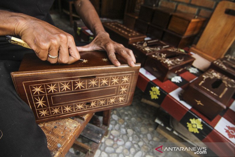 Kerajinan kotak amal ukir