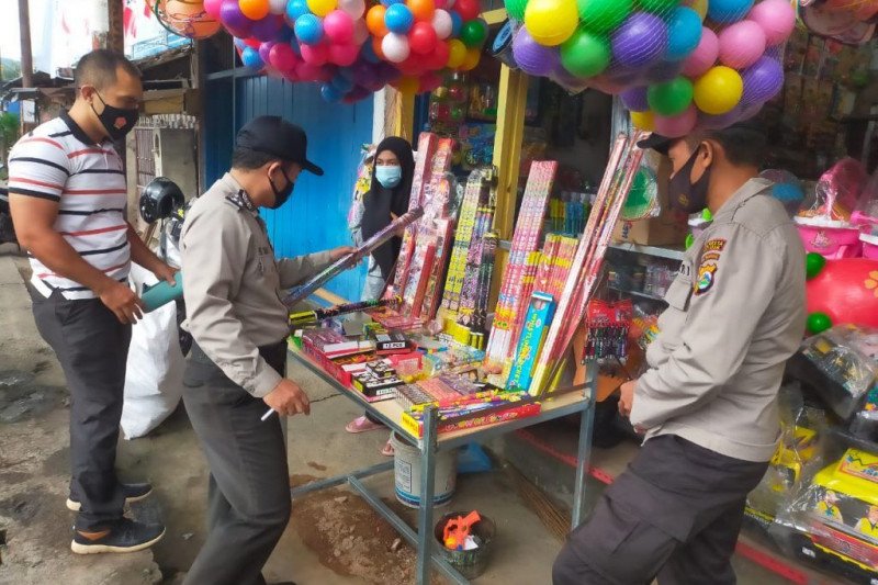 Polresta Mataram menyita ribuan petasan dari pedagang