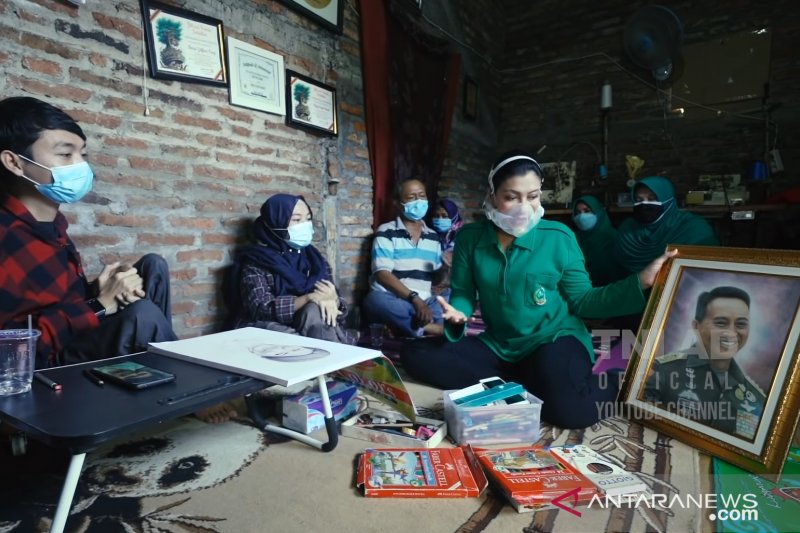 Istri Kasad wujudkan impian kakak adik disabilitas pameran di Mabesad