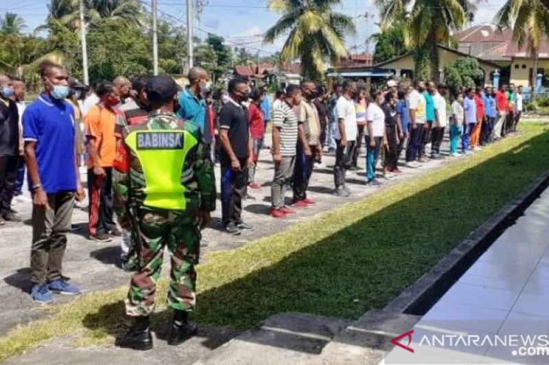 Personel Kodim Biak latih disiplin 128 pencari kerja