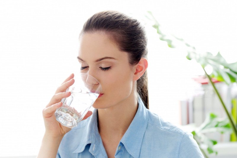 Ahli gizi sarankan tetap minum air putih delapan gelas sehari selama puasa