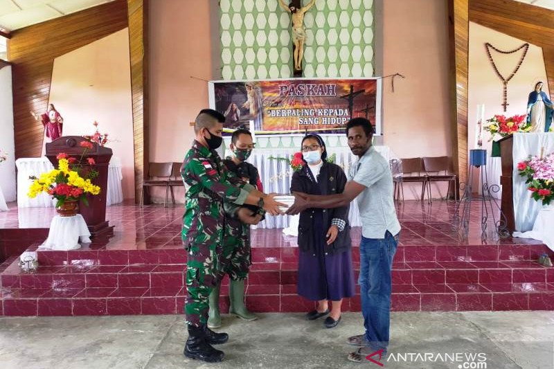 Satgas TNI bagikan Alkitab di gereja perbatasan RI-PNG