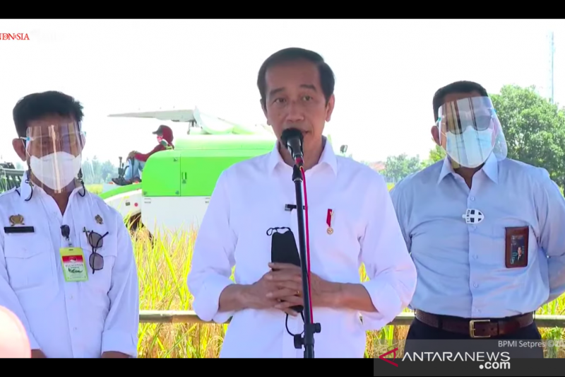 Presiden Jokowi dengarkan keluhan para petani di Indramayu