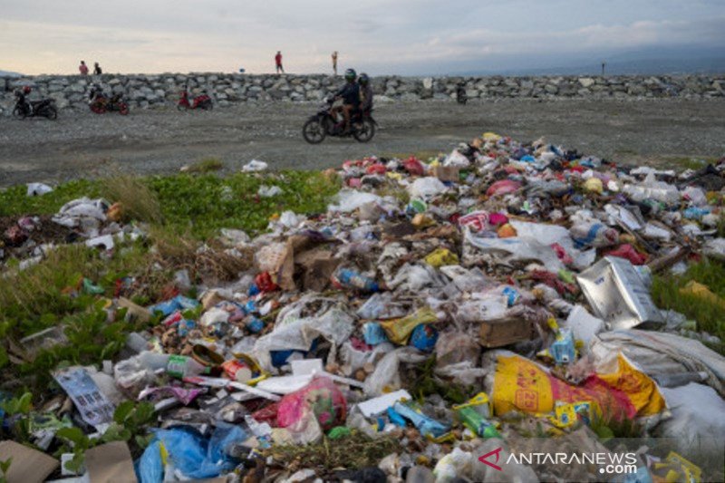 Penumpukan sampah di pantai wisata Talise Palu