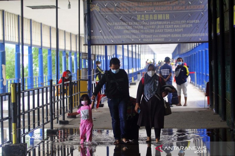 Terminal Pelabuhan Dumai Digenangi Air