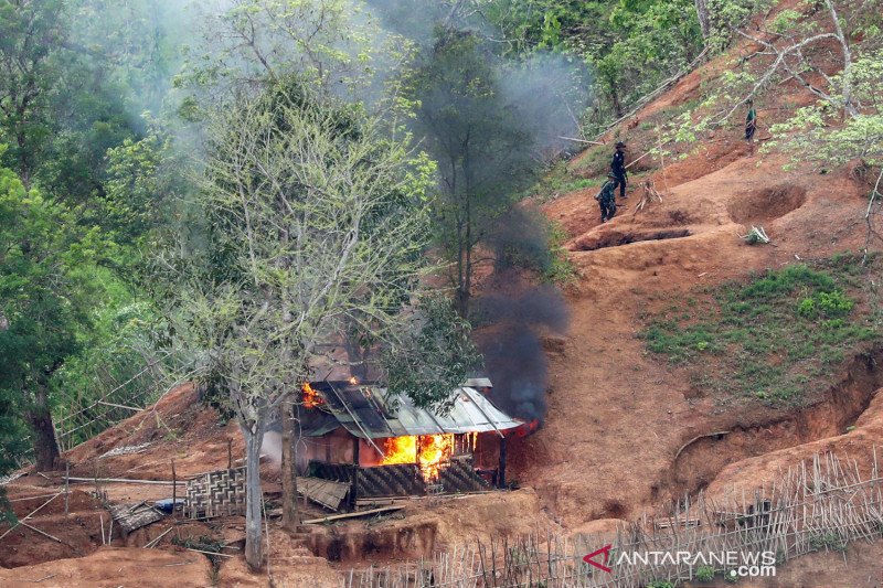 Pasukan etnis minoritas Karen bakar pos militer Myanmar di perbatasan Thailand