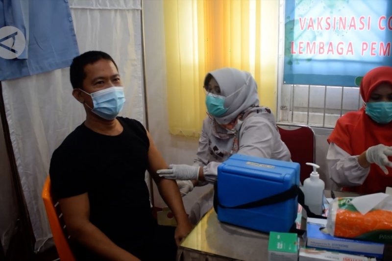 Cegah klaster COVID-19, petugas lapas Muaro Padang divaksinasi