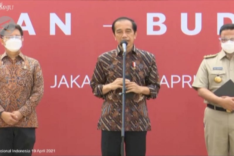 Presiden tinjau vaksinasi seniman dan budayawan di Jakarta
