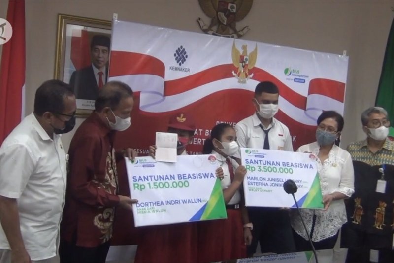 BPJS Ketenagakerjaan Maluku serahkan beasiswa kepada anak kepesertaan jaminan sosial