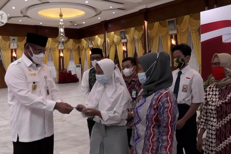 BPJS Ketenaga Kerjaan serahkan Beasiswa Kepada Ahli Waris Peserta Program JKM dan JKK