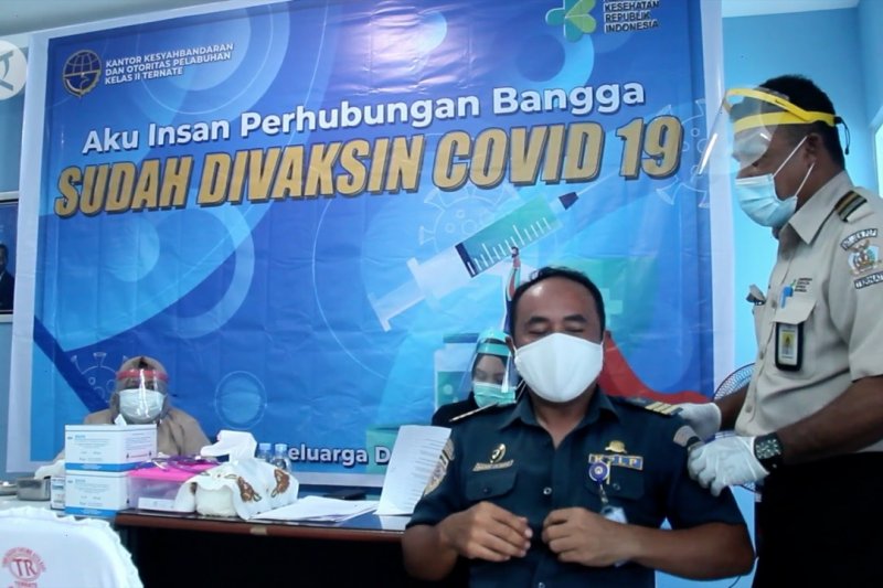 Insan perhubungan di Ternate mendapat kesempatan vaksinasi