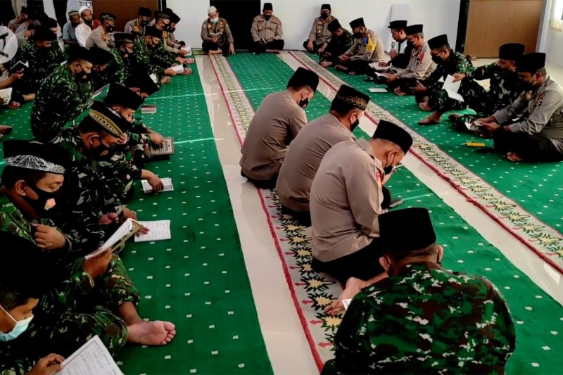 TNI-Polri Babel doa bersama untuk kru KRI Nanggala-402