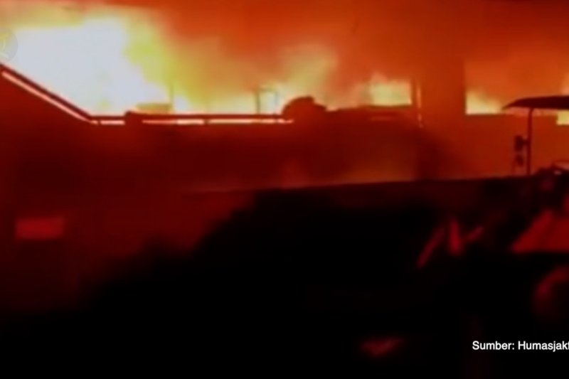 Pasar Inpres di Pasar Minggu terbakar