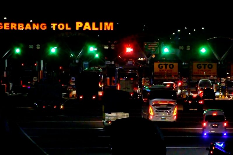 Suasana lalu lintas saat puncak libur panjang di Tol Cipali