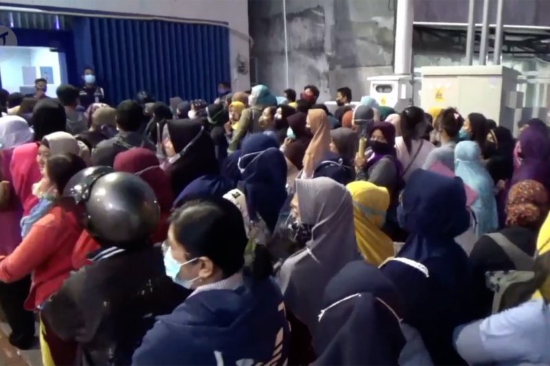 Begini penjelasan Kemenkop UKM terkait kerumunan pencairan BLT UMKM