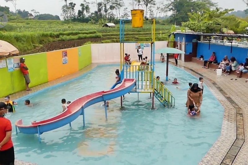 Padusan dengan protokol kesehatan di taman wisata air