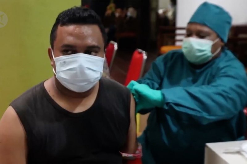 Proses vaksinasi lansia di Cirebon hingga imunisasi COVID-19 di Papua