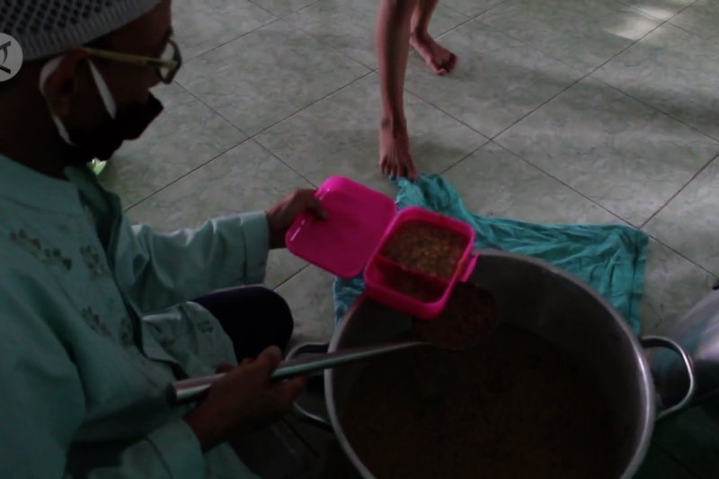 Tradisi bagi-bagi bubur suro di Masjid Al Mahmudiyah Palembang