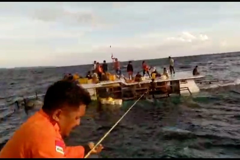 Tim BPBD Taliabu berhasil evakuasi kapal KM Anugrah Saputra