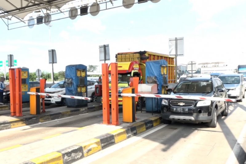Urai kepadatan, Tol Cikampek lakukan contraflow