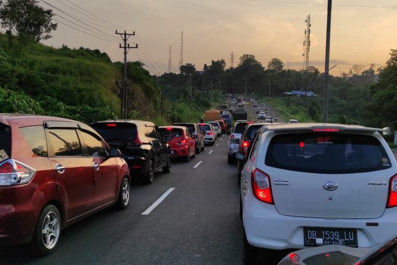 Pemandangan kemacetan lalu lintas di Jalan Ring Road Manado