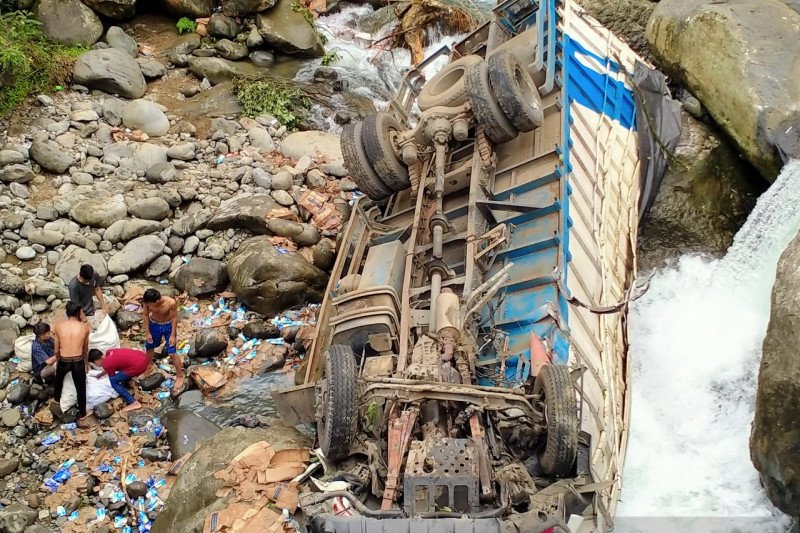 Polisi selidiki kecelakaan truk masuk sungai di Sitinjau Lauik