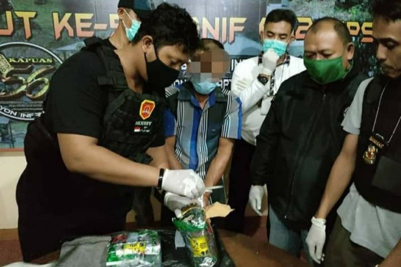 Satgas Pamtas Yonif 642 gagalkan penyelundupan 1,7 kilogram sabu