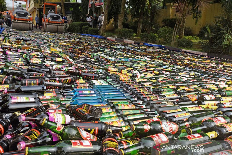 Pemusnahan puluhan ribu botol miras di Serang