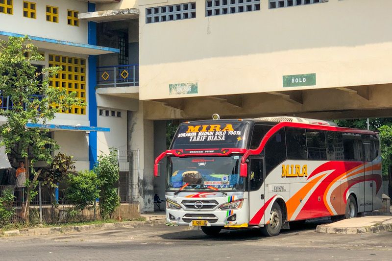 Bus tanpa stiker khusus
