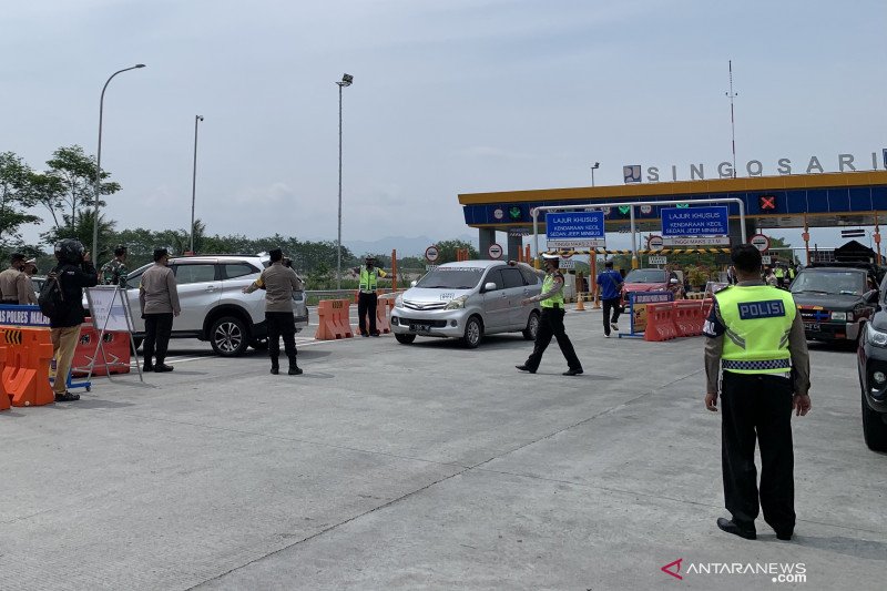 Puluhan kendaraan mudik menuju Malang diminta putar balik