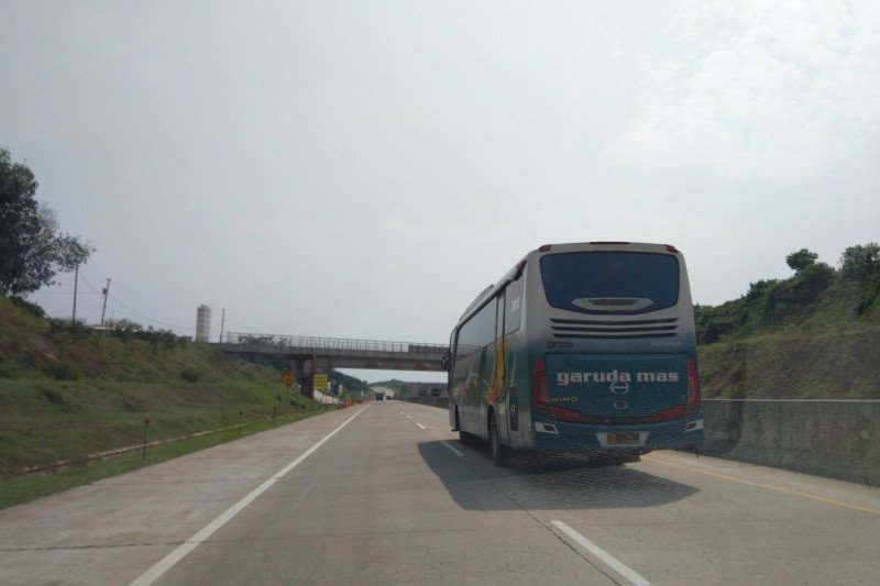 Kendaran penumpang masih melintas di Tol Trans Jawa-Pantura