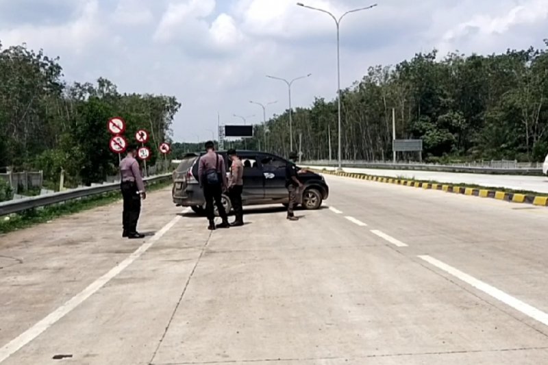  Polres Mesuji putar balik puluhan  kendaraan ke arah Palembang