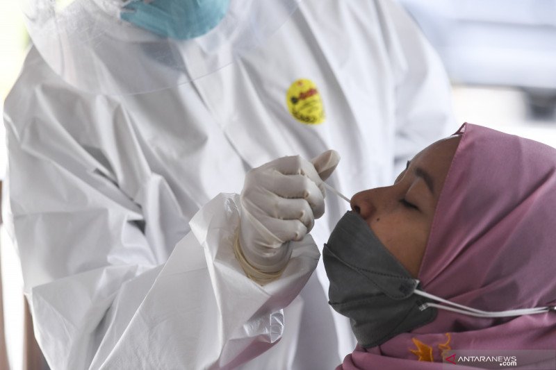 Satgas COVID-19 lakukan tes cepat antigen kepada pelaku perjalanan secara acak