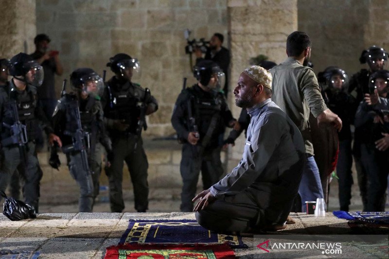 Polisi Israel warga Palestina bentrok di Masjid Al-Aqsa Yerusalem