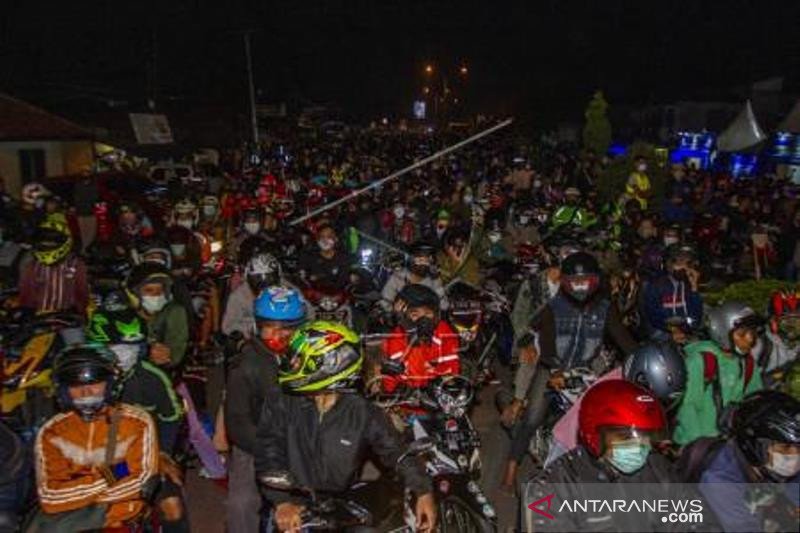 Pemudik Motor Padati Jalur Pantura Karawang