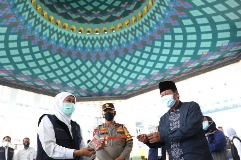 Khofifah terima kartu tanda masuk shalat idul fitri di Masjid Al Akbar