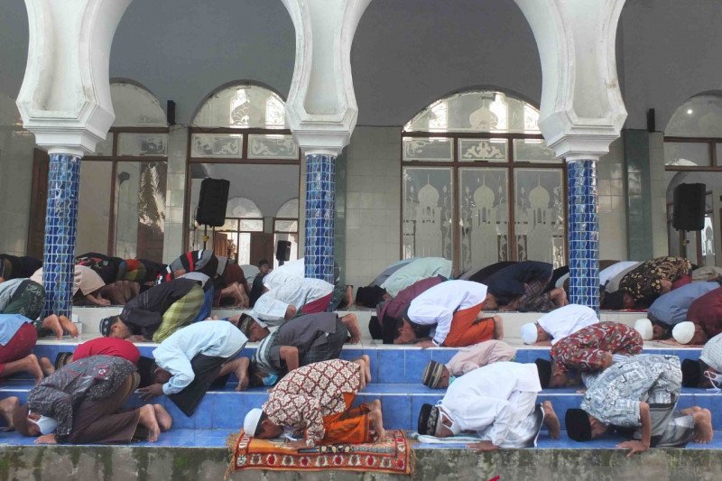 Sebagian umat Muslim di Jember dan Bondowoso shalat Id lebih awal
