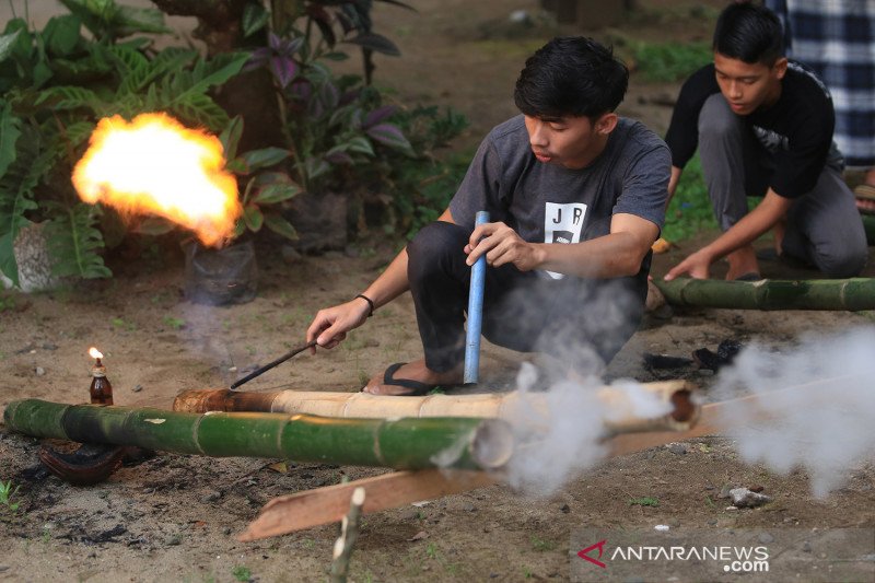 Tradisi menyalakan meriam bambu jelang lebaran di Aceh