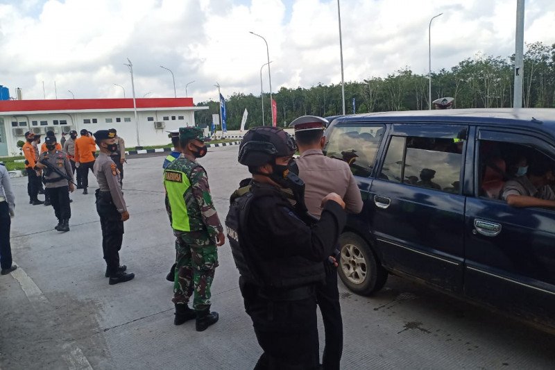 Polda Lampung putar balik ratusan kendaraan larangan mudik Lebaran