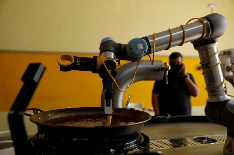 Robot "Ole!" sajikan atraksi dan kuliner nasi paella khas Spanyol