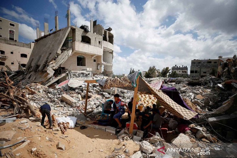 Warga Palestina bertahan di antara reruntuhan rumah