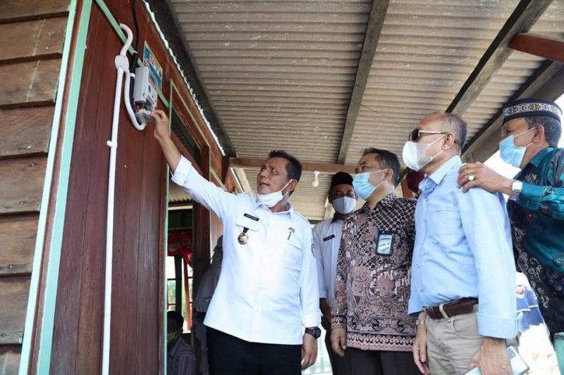 Gubernur Kepri resmikan listrik desa di Lingga