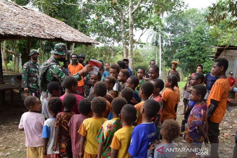 Satgas TNI beri pengobatan warga Kampung Meto di perbatasan RI-PNG