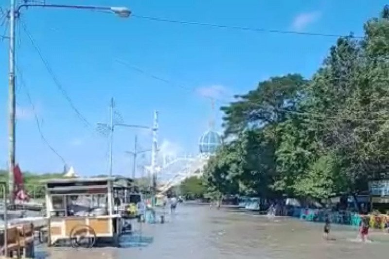 Kawasan pesisir utara Surabaya terendam banjir rob