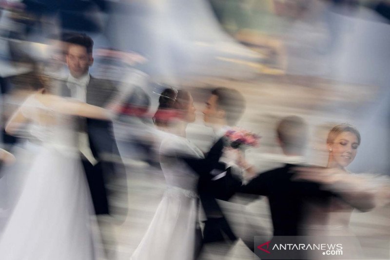 Menari massal pada acara amal Viennese Ball di Moskow