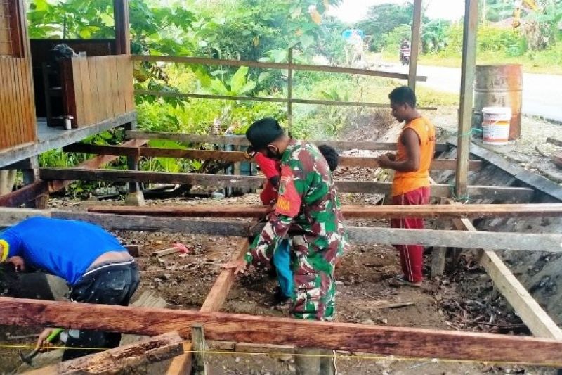 Babinsa Koramil Mapurujaya bantu rehab rumah warga binaan