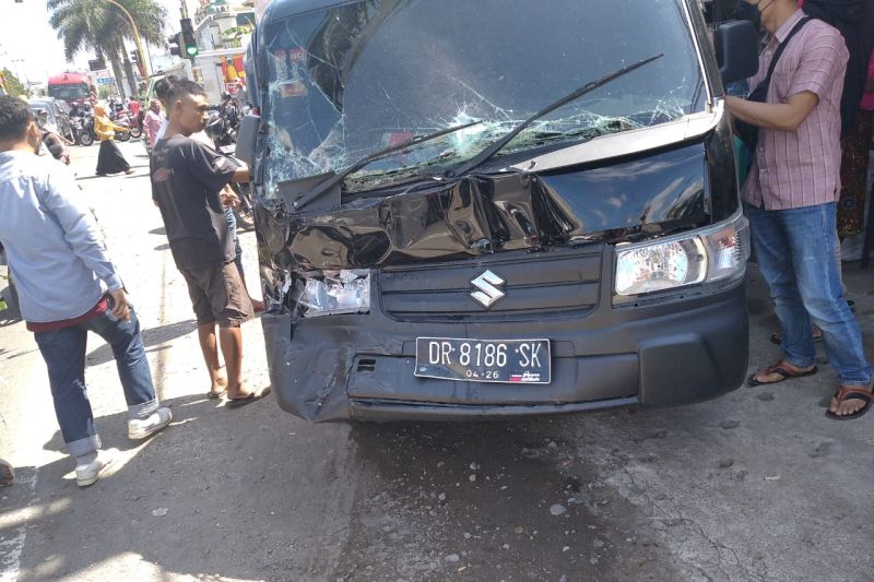 Tiga mobil tabrakan beruntun di jalan raya Batukliang Loteng