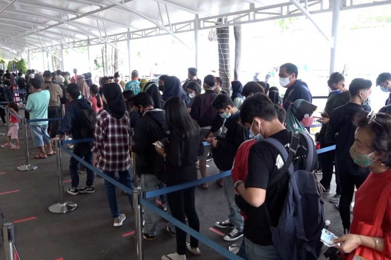 Jelang larangan mudik, Stasiun Pasar Senen dipadati penumpang